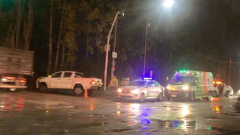 Un choque en Ruta Chica y Circunvalación sacudió la lluviosa mañana.