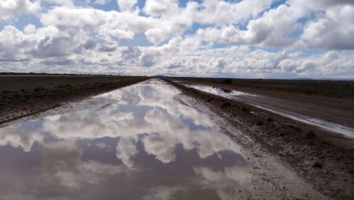 Ruta 40: la lluvia y la nieve inundaron el desvío de ripio entre Tamarindos y Facundo.
