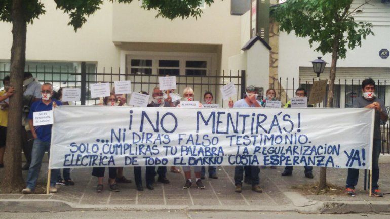 Los vecinos de Las Perlas protestaron en el Municipio