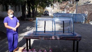 internos de roca crearon camara de aislamiento para el hospital