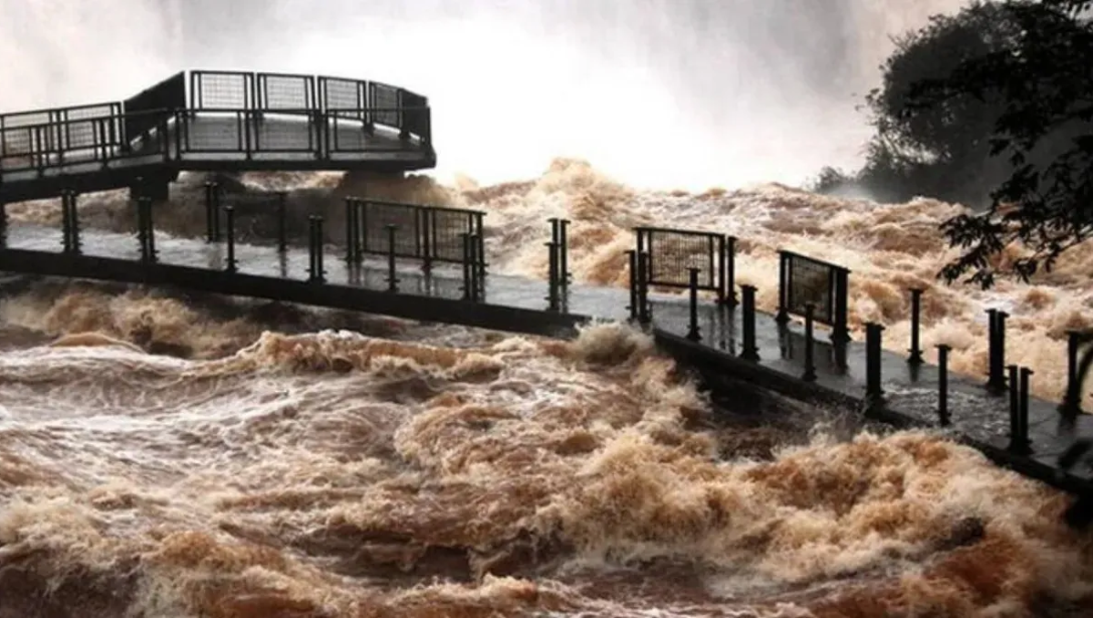 Cataratas del Iguazú: la furia del agua derribó las pasarelas