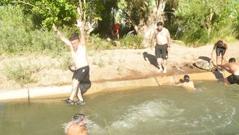 La gente se refrescó como pudo y buscó un respiro en medio de tanto calor. La gente se refrescó como pudo y buscó un respiro en medio de tanto calor.