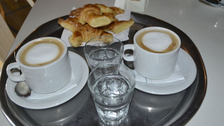 El siempre tentador café con leche con medialunas.