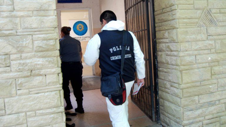 Peritos de la Policía local intervienen en la investigación de lo sucedido.