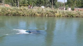El auto quedó sumergido en el canal de riego de Fernández Oro. Una pareja salvó su vida.&nbsp;