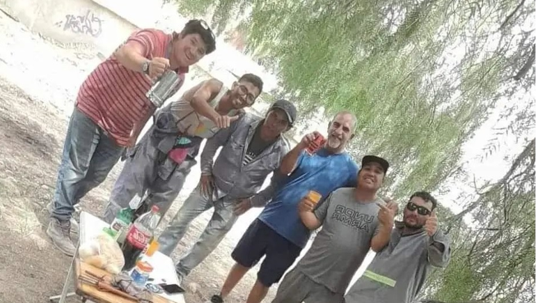 Perdió la billetera, unos obreros se la devolvieron y les agradeció con un asado
