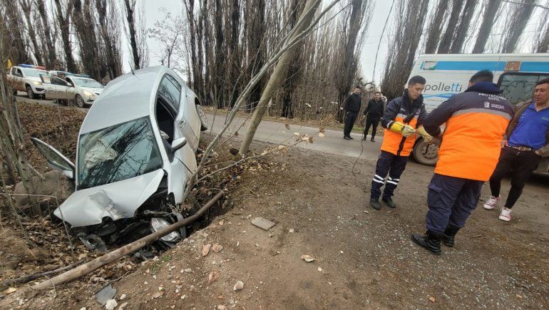 Perdió el control del auto, impactó contra un poste de luz y cayó al canal