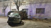 Los vehículos resultaron con serios daños, lo que revela la gravedad del impacto. Dos personas fueron hospitalizadas. 