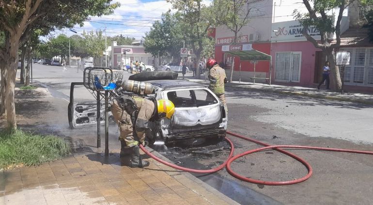 El auto fue prendido fuego en forma intencional, según testigos. Foto: Antonio Spagnuolo. El auto fue prendido fuego en forma intencional, según testigos. Foto: Antonio Spagnuolo.