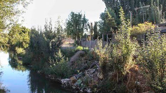 El curso del canal P2 presenta en determinados sectores una creciente presencia humana en sus riberas, lo que dificulta las tareas de saneamiento.