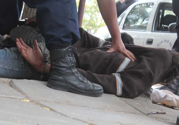 Policía redujo a un hombre que en estado de ebriedad intentó atacarlo