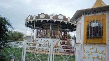 La calesita estará cerrada a los niños por los destrozos de los vándalos. La calesita estará cerrada a los niños por los destrozos de los vándalos.