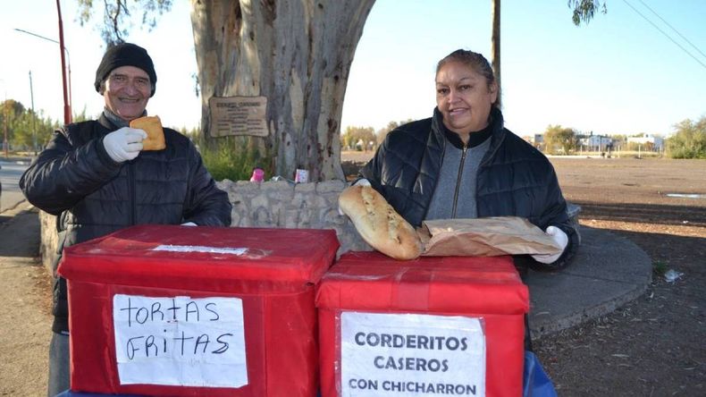 Venden tortas fritas en la rotonda y necesitan una mano del pueblo cipoleño