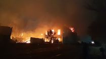 Gran incendio en el depósito de La Anónima en Cipolletti. Edersa cortó la electricidad en la zona. Foto: Antonio Spagnuolo. Gran incendio en el depósito de La Anónima en Cipolletti. Edersa cortó la electricidad en la zona. Foto: Antonio Spagnuolo.