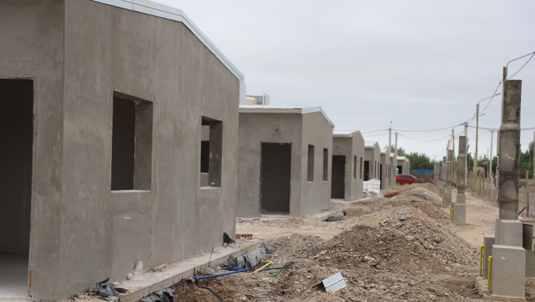 Las familias que habitarán las nuevas casas son aquellas que por décadas estuvieron en el asentamiento Mariano Moreno, sobre las vías del ferrocarril.