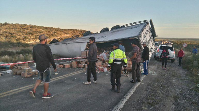 Volcó un camión en la Ruta 151 y aprovecharon para llevarse la carga