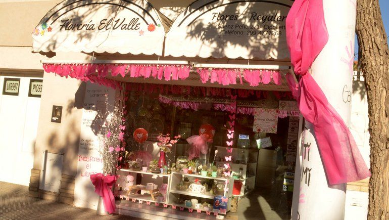 Cáncer de mama: premian a florería por su vidriera