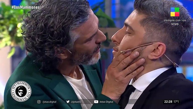 El apasionado beso entre Jey Mammon y Leo Sbaraglia