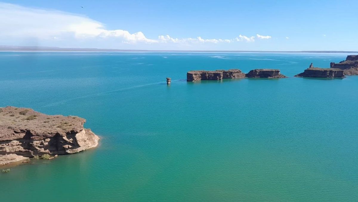 la presencia de una capa espesa verde en las aguas de El Chocón, podría implicar toxinas.