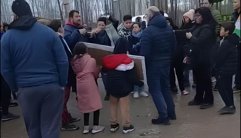 El funcionario municipal Marcelo Cifuentes asistió a la manifestación y recibió todas las críticas de los vecinos. El funcionario municipal Marcelo Cifuentes asistió a la manifestación y recibió todas las críticas de los vecinos.