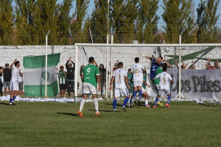 Fernández Oro cayó en casa, no quedan invictos y manda La Amistad en la Liga Confluencia
