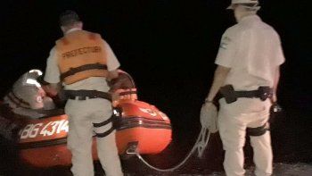 prefectura rescato a un joven en una isla del rio negro