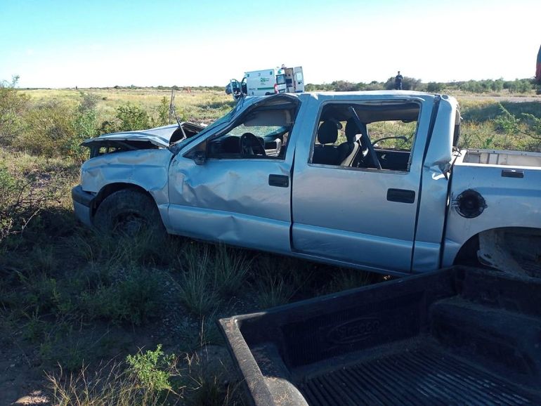 Desastre en la Ruta 251: una pareja murió y sus nenes, internados tras volcar en Conesa