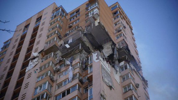 Así impactó un misil ruso contra un edificio residencial en Ucrania
