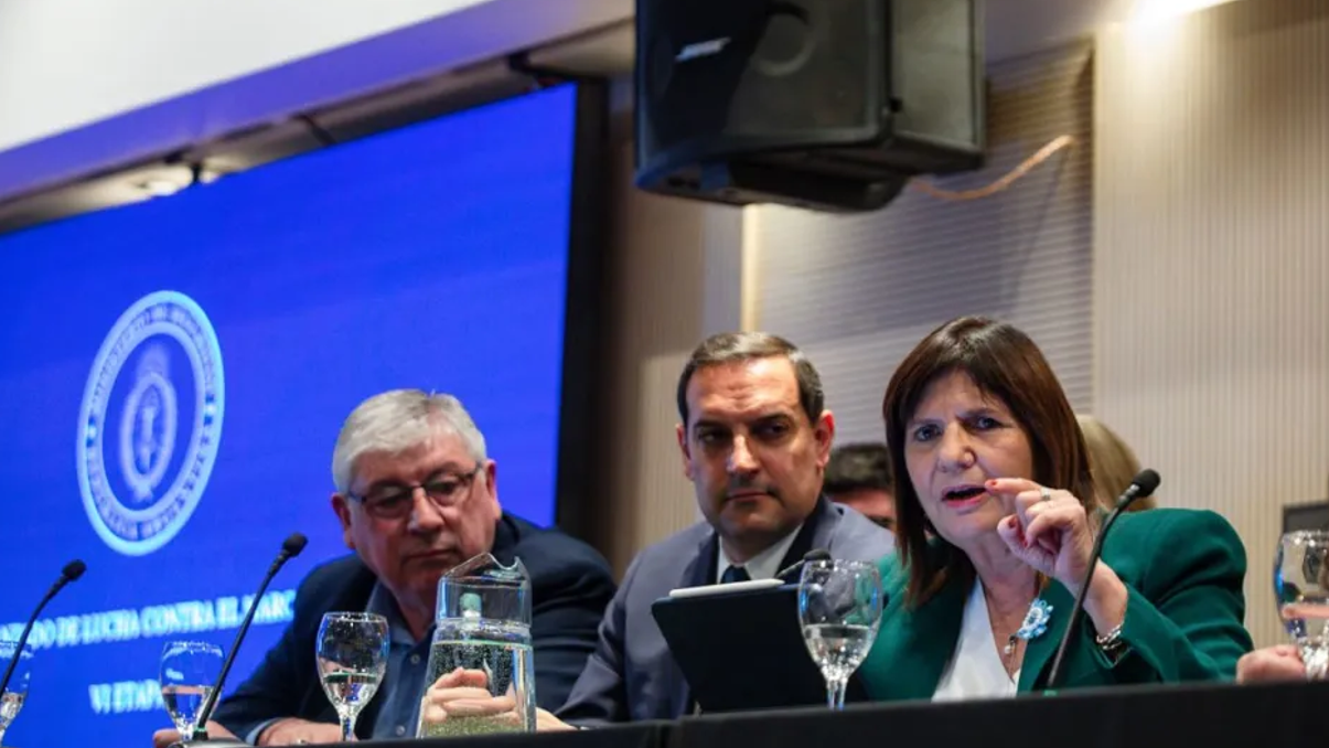 Patricia Bullrich junto al ministro de Seguridad de Neuquén, Matías Nicolini, en la presentación del Comando Unificado de Seguridad Productiva.
