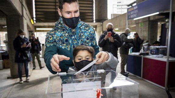 Messi, fue a votar junto a Thiago, su hijo mayor.