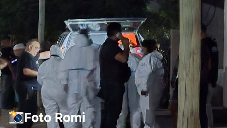 Personal policial del Gabinete de Criminalística trabajó en la casa donde encontraron el cuerpo de la mujer.&nbsp;