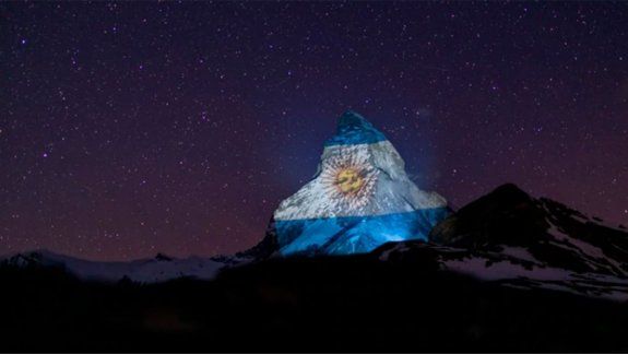La bandera argentina fue proyectada en los alpes suizos