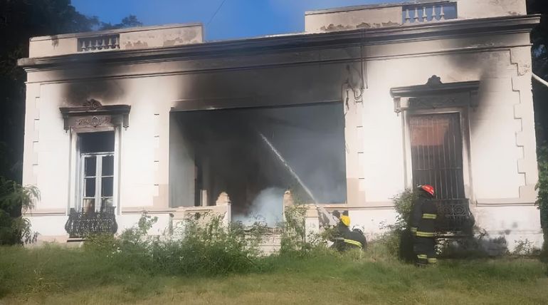 El antiguo palacio se incendió el lunes por la mañana. Después los bomberos encontraron un explosivo. Su dueño dijo que no implicaba peligro.&nbsp;