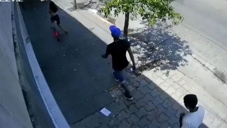 Video: un nene de tres años golpeó a ladrones que le robaban a su mamá