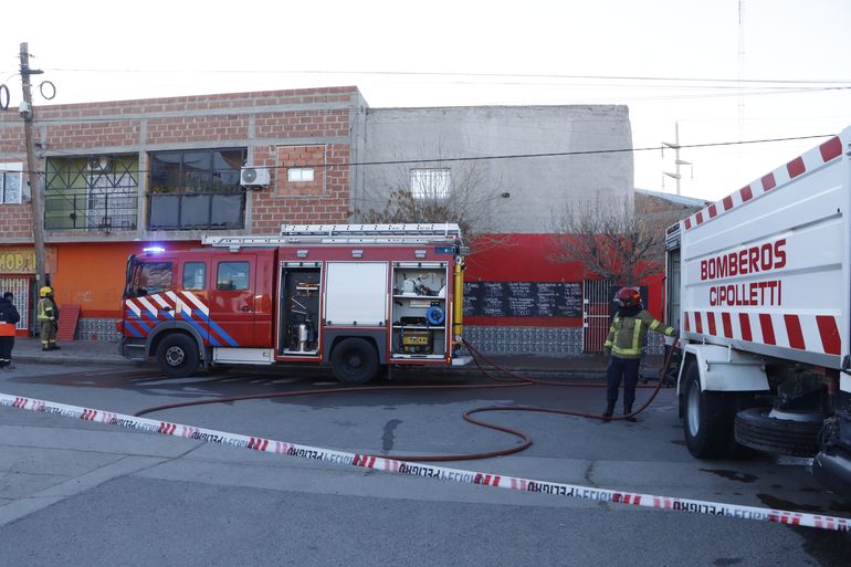 Tres dotaciones de bomberos debieron concurrir para apagar el incendio en el mercado Mayra