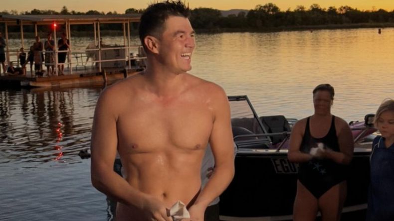 Andy Donaldson, feliz tras nadar durante kilómetros en un río lleno de cocodrilos.