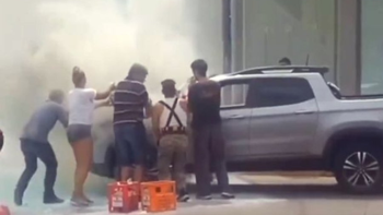 Insólito video: se incendió una camioneta en la calle y apagaron el fuego a sodazos | LMCipolletti.com Insólito video: se incendió una camioneta en la calle y apagaron el fuego a sodazos