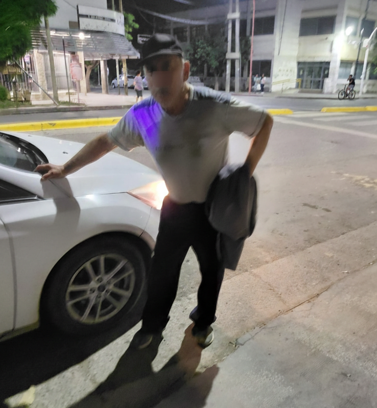 El hombre de 78 años fue encontrado en Mengelle y Mariano Moreno por una patrulla de la Policía de Río Negro.