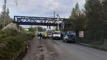 El corte del tránsito comenzó a las 7:30 y se extenderá hasta las 16. Es para permitir la señalización del puente ferroviario para que no lo choquen los camiones.&nbsp; &nbsp;