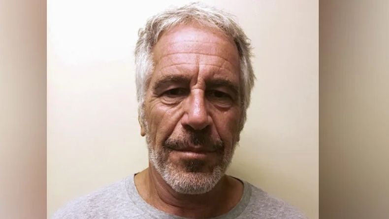 Jeffrey Epstein, fue hallado muerto en 2019 en su celda de prisión mientras esperaba juicio por cargos de tráfico sexual.