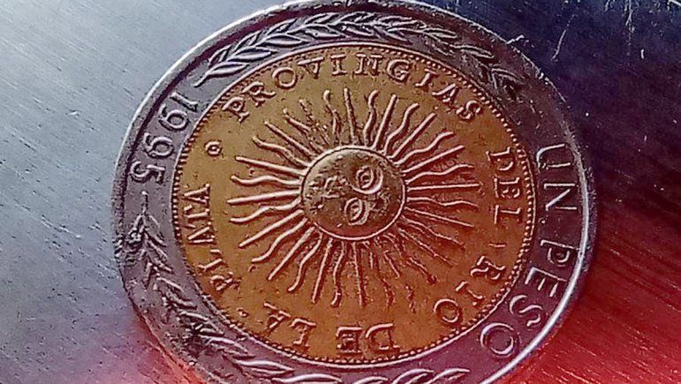 El furor de las monedas de un peso con error llegó a Cipolletti