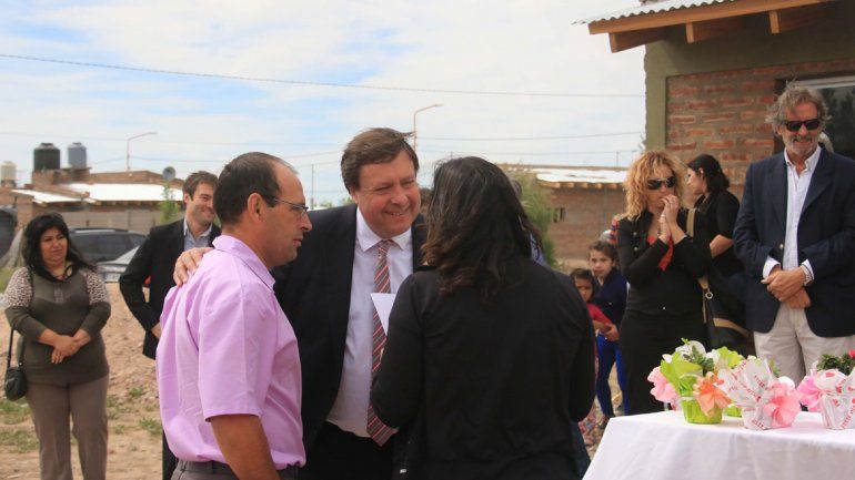 Weretilneck entregó viviendas a estrenar ayer en Fernández Oro.