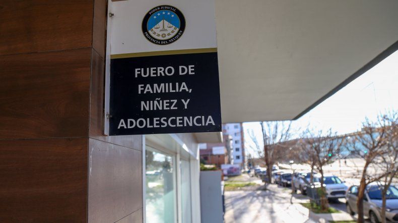 La jueza Arancibia manifestó que su resolución de compensación económica busca romper con el “suelo pegajoso” que mantiene a las mujeres en situación de vulnerabilidad económica debido a la sobrecarga de trabajo doméstico y de cuidado no remunerado.