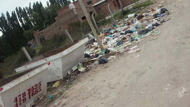Denuncian que los contenedores de basura provocan un foco infeccioso en Las Perlas