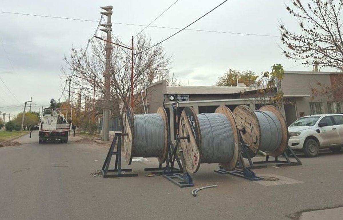 Se instalan cables aéreos sobre columnas de hormigón de gran altura. Foto: Gentileza.