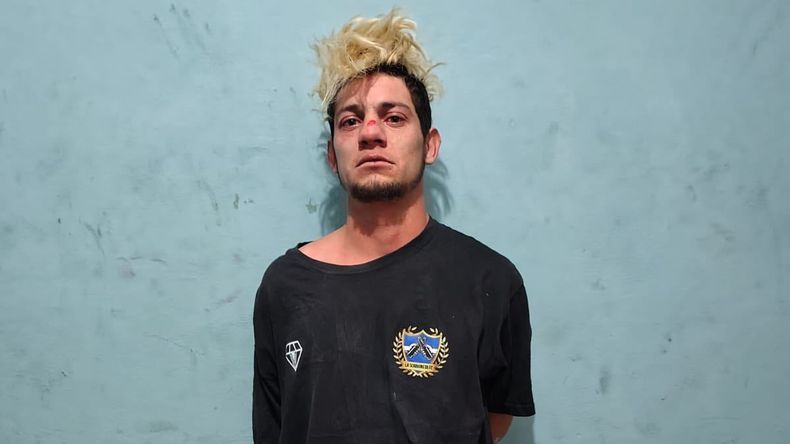 Franco Adrián Lautaro Flores, condenado a prisión en suspenso por agredir al personal del hospital de Cipolletti junto a su hermana Sonia Noemí Jara. La pena les permite seguir en libertad, aunque deben cumplir pautas de conducta. | LMCipolletti.com Franco Adrián Lautaro Flores, condenado a prisión en suspenso por agredir al personal del hospital de Cipolletti junto a su hermana Sonia Noemí Jara. La pena les permite seguir en libertad, aunque deben cumplir pautas de conducta.