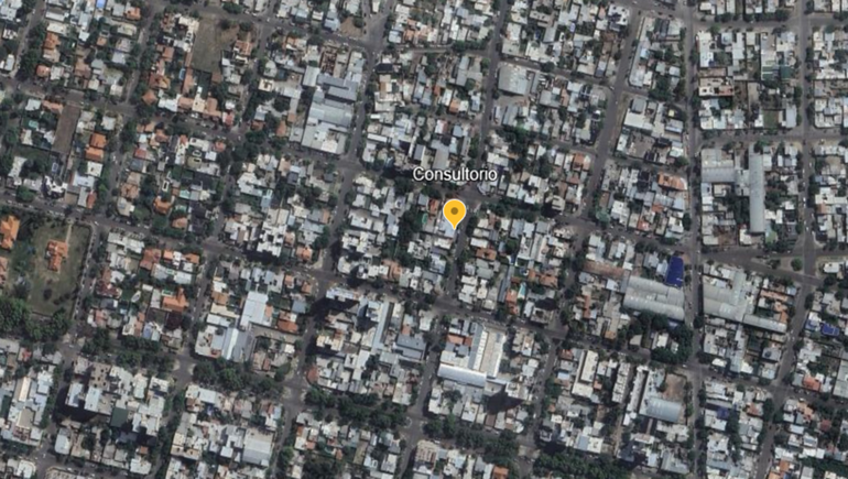 El sector cercano al centro de Cipolletti donde se produjo el conflicto. Las fotos sateliales muestran el tamaño del árbol que generó la controversia.&nbsp;