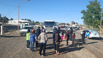 Vecinos de Balsa Las Perlas cortaron el acceso esta mañana a camiones de áridos por reclamos de obras de agua.