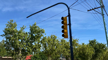 En Naciones Unidas y Arenales, ya se encuentran instalando los nuevos semáforos.