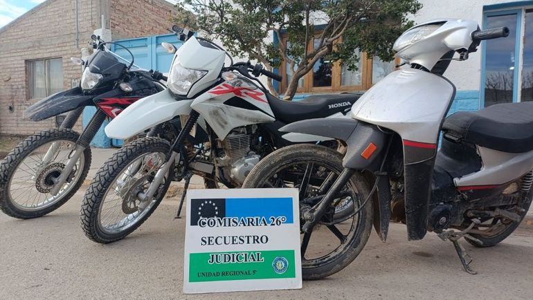 Las dos motos Honda habían sido robadas y tenían pedido de secuestro. Las recuperó personal de la Comisaría 26 tras una ardua persecución. 